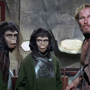 charlton-heston-insieme-a-due-evoluti-primati-ne-il-pianeta-delle-scimmie-212310-1080x1080